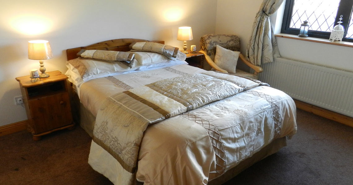 Double bed at Four Seasons B&B